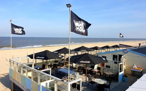 Het buitenterras van Strandpaviljoen Vos